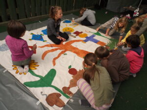 Trinationales Herbstbild mit Naturfarben