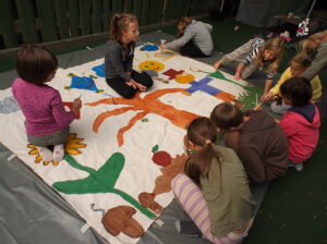 Trinationales Herbstbild mit Naturfarben