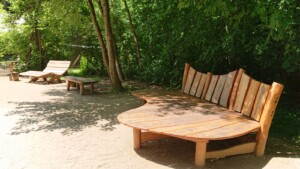 Relaxbänke beim Wasserspielplatz