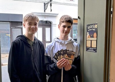 Simon und Emilio verteilen Flyer